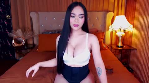 _empressvalerie_ online show from December 5, 9:37 am