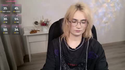 _meow_neko_ online show from April 4, 1:14 am