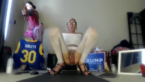 Snapshot of adamseve777 chatting on December 25, 9:33 pm TaylorSexbot online show from December 25, 9:33 pm