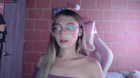 Snapshot of andrea_camila chatting on October 18, 3:04 pm Andrea  online show from October 18, 3:04 pm