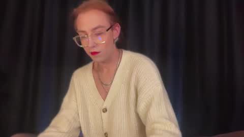 avril_pearly_ online show from February 9, 11:15 pm