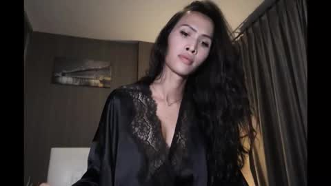 bee_thai online show from December 17, 3:17 pm