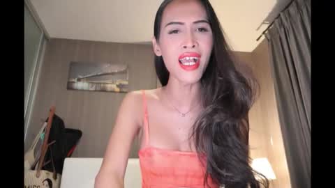 bee_thai online show from April 15, 8:09 pm