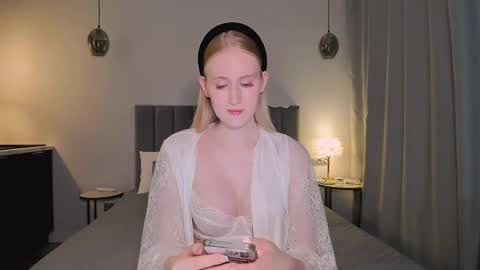 Mia online show from December 13, 1:01 pm