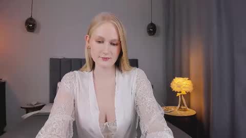 Mia online show from February 22, 3:03 pm