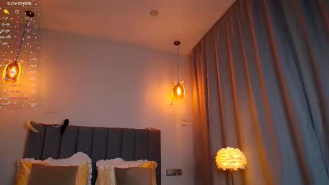 Mia online show from September 13, 10:15 pm