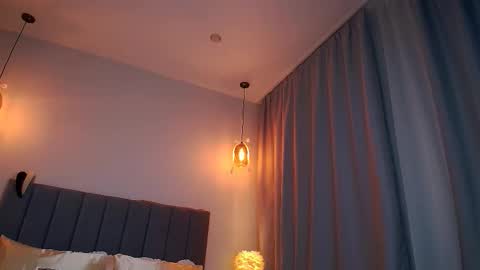 Mia online show from November 22, 9:06 pm