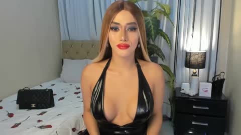 bombshelllaurax online show from March 6, 9:10 am