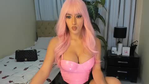 bombshelllaurax online show from March 11, 9:45 am