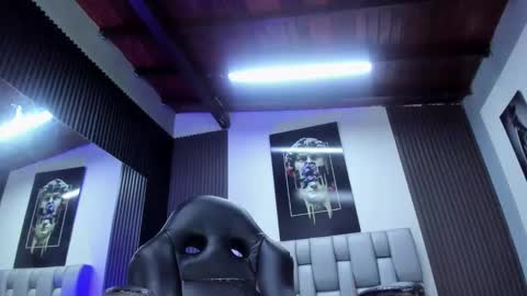 caitlyn_joness_ online show from March 6, 10:04 pm