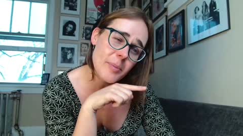 Snapshot of cecilysaintclaire chatting on December 4, 3:59 pm Cecily Saint Claire online show from December 4, 3:59 pm