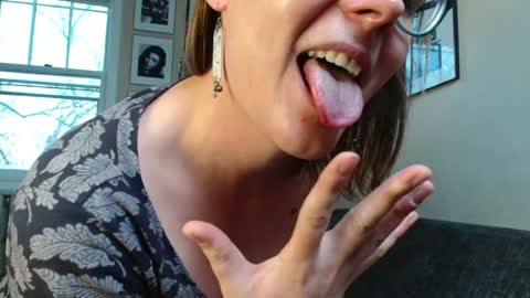 Snapshot of cecilysaintclaire chatting on December 5, 3:55 pm Cecily Saint Claire online show from December 5, 3:55 pm