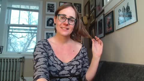 Snapshot of cecilysaintclaire chatting on December 9, 4:15 pm Cecily Saint Claire online show from December 9, 4:15 pm