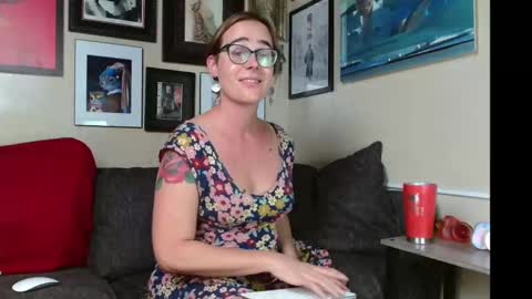 Snapshot of cecilysaintclaire chatting on October 3, 12:27 pm Cecily Saint Claire online show from October 3, 12:27 pm