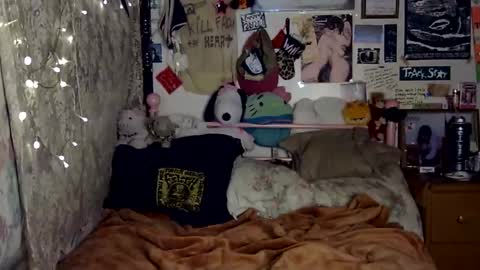 cher strauberry online show from April 7, 10:00 pm