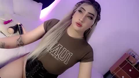 Snapshot of deluxetgirl69 chatting on October 20, 8:17 am Chesca online show from October 20, 8:17 am