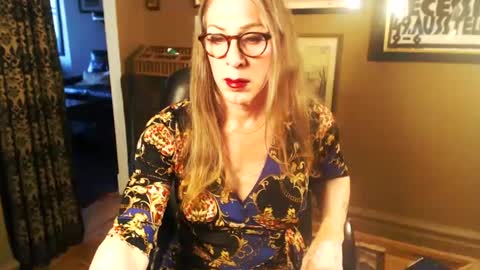 Snapshot of dianeroberts chatting on October 7, 8:43 pm Diane Roberts-Tease and Humiliation online show from October 7, 8:43 pm