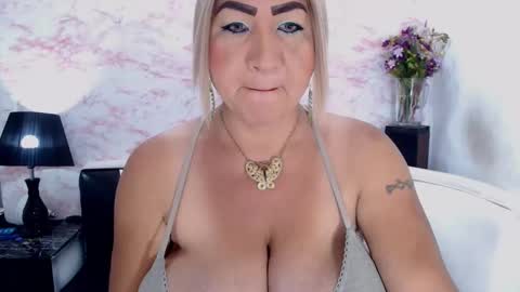 Snapshot of elektra_4_you chatting on January 31, 12:18 pm XIOMY   give LIKE on my page online show from January 31, 12:18 pm