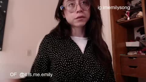 emily_pearl_ online show from April 1, 8:39 pm
