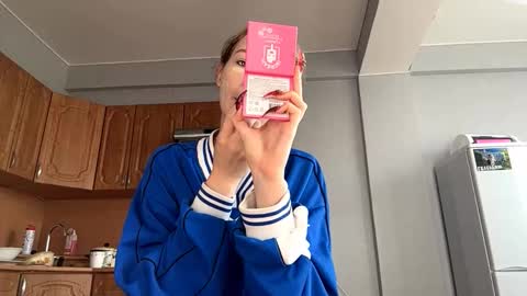 Snapshot of geneviveseay chatting on September 16, 5:12 am Emmi online show from September 16, 5:12 am