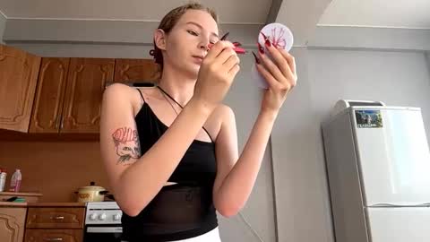 Snapshot of geneviveseay chatting on September 19, 5:13 am Emmi online show from September 19, 5:13 am