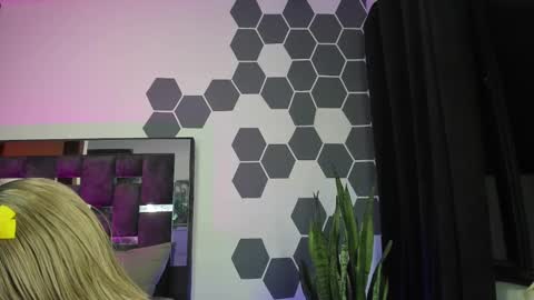 L A U R A online show from December 28, 9:09 am