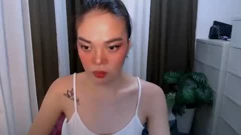 HANNAH AND CLARA online show from May 17, 12:32 am