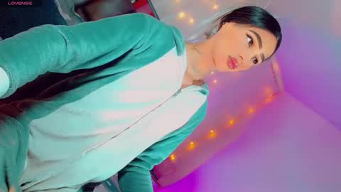 isabellagirs online show from January 19, 2:53 am