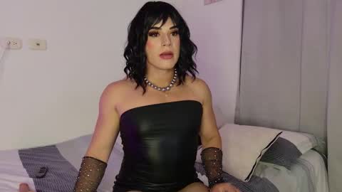 Isabella Hilton online show from December 4, 7:29 pm