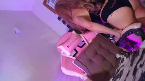 Snapshot of kiramillerxx chatting on October 18, 2:59 am Its your girl KIRA online show from October 18, 2:59 am