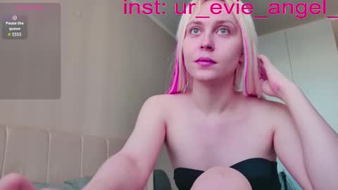 Evelyn online show from March 25, 10:53 am