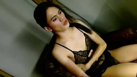 latrina_ online show from April 15, 8:42 pm