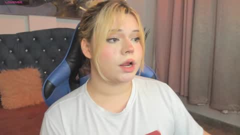 Maxine Minx online show from February 1, 9:00 am