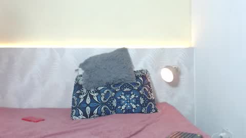 mia_colucci0 online show from March 24, 9:20 pm