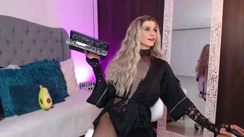 Snapshot of miaromanove_ss chatting on December 13, 4:11 am Mia Romanove online show from December 13, 4:11 am