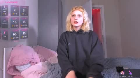 mikaella_nicole online show from April 3, 4:38 pm