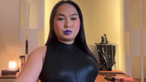 Queen Mimi online show from October 8, 7:15 pm