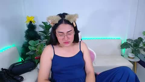 Ploysai online show from December 3, 1:26 pm