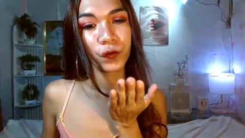 queennira online show from April 24, 7:11 am