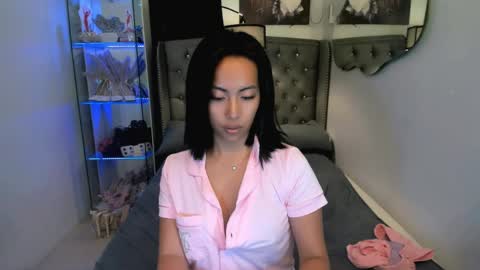 reighnempress online show from April 8, 5:31 am