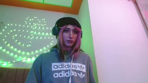 reiv_femboy online show from April 5, 6:00 am