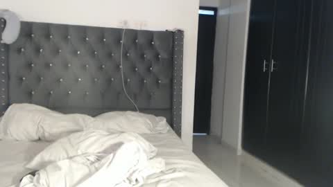 sararoussee online show from December 15, 2:41 am