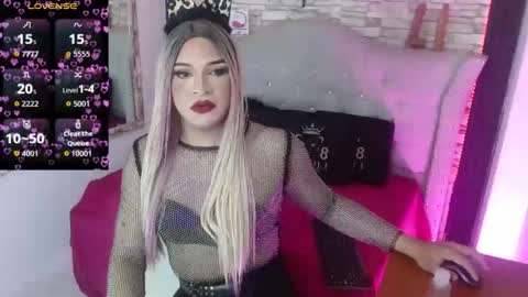 sophia_hott01 online show from December 19, 12:10 pm