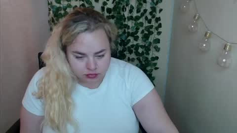 sweetvlada13 online show from May 24, 5:15 am