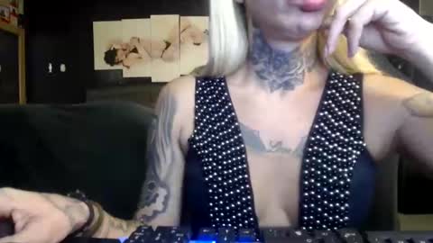 tatuada_safada online show from May 28, 2:42 am