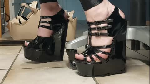 teninchheels online show from December 13, 8:15 pm