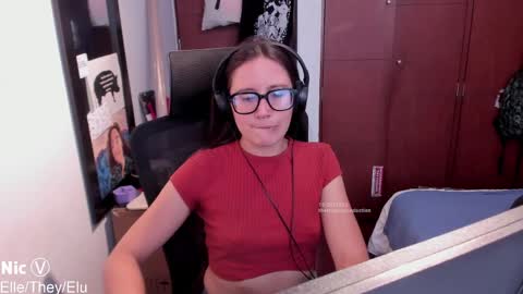 Nicole   TheyElleElu online show from April 10, 9:42 pm