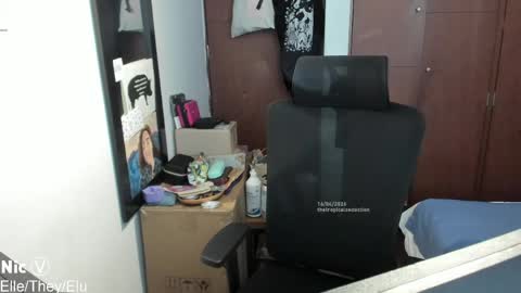 Nicole   TheyElleElu online show from April 16, 8:31 pm