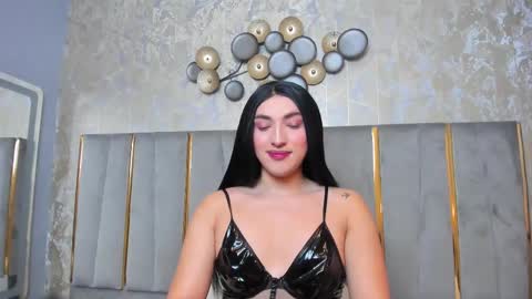 Snapshot of tomlondon_ chatting on February 11, 11:43 am online show from February 11, 11:43 am