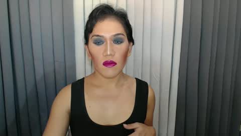 GWEN THOMPSON .......   online show from December 23, 10:44 pm